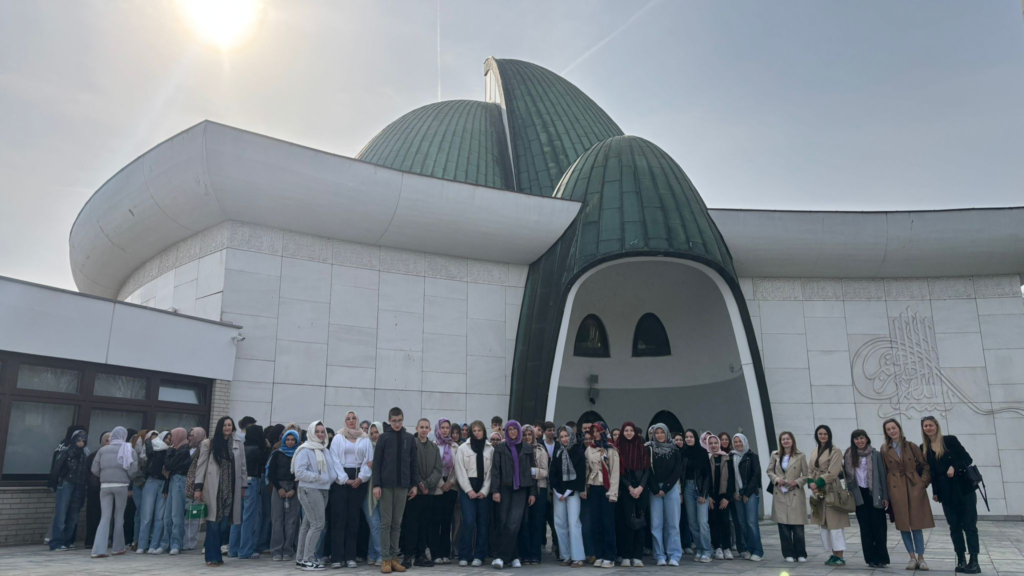 U srijedu, 25. ožujka 2026., učenici prvih razreda naše škole posjetili su džamiju Islamskoga centra, sinagogu Židovske općine, zagrebačku katedralu te pravoslavnu crkvu s ciljem promoviranja zajedništva i stvaranja pozitivne slike o drugim religijama.