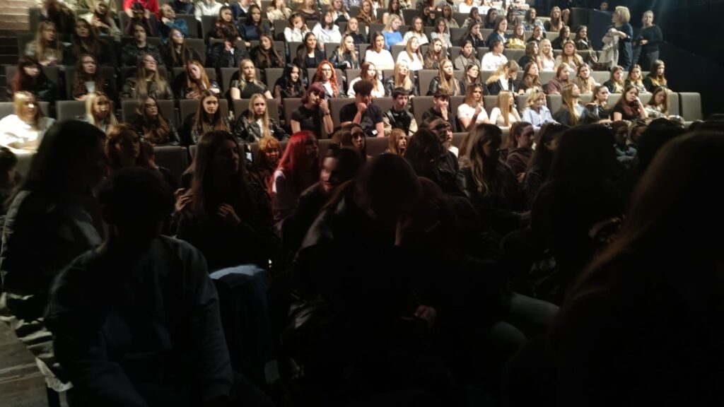 U srijedu, 8. travnja 2026., učenici prvih i drugih razreda naše škole sudjelovali su na izvanučioničkoj nastavi tijekom koje su imali priliku doživjeti spoj kazališne umjetnosti i zabave.