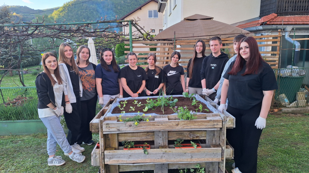 Povodom Dana planeta Zemlje, učenici našeg Učeničkog doma Srednje škole Pregrada sudjelovali su u ekološkoj aktivnosti sadnje biljaka u vertikalni biovrt.