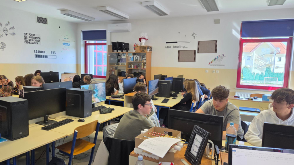 U sklopu Dana medijske pismenosti, 21. travnja 2026., u 1. b razredu Srednje škole Pregrada održana je radionica na temu uloge umjetne inteligencije u svakodnevnom životu mladih.