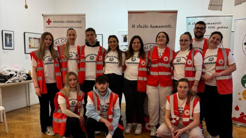 Učenici su sudjelovali u obilježavanju Svjetskog dana Crvenog križa u Pregradi, gdje su kroz edukaciju i praktične vještine prve pomoći pokazali važnost humanitarnog djelovanja u zajednici.